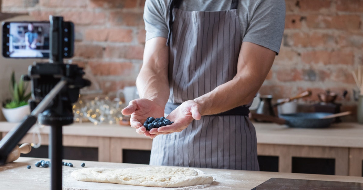 influencer in cucina insegna a preparare una ricetta con i mirtilli