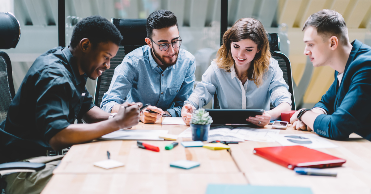 Gruppo di colleghi durante una sessione di brainstorming